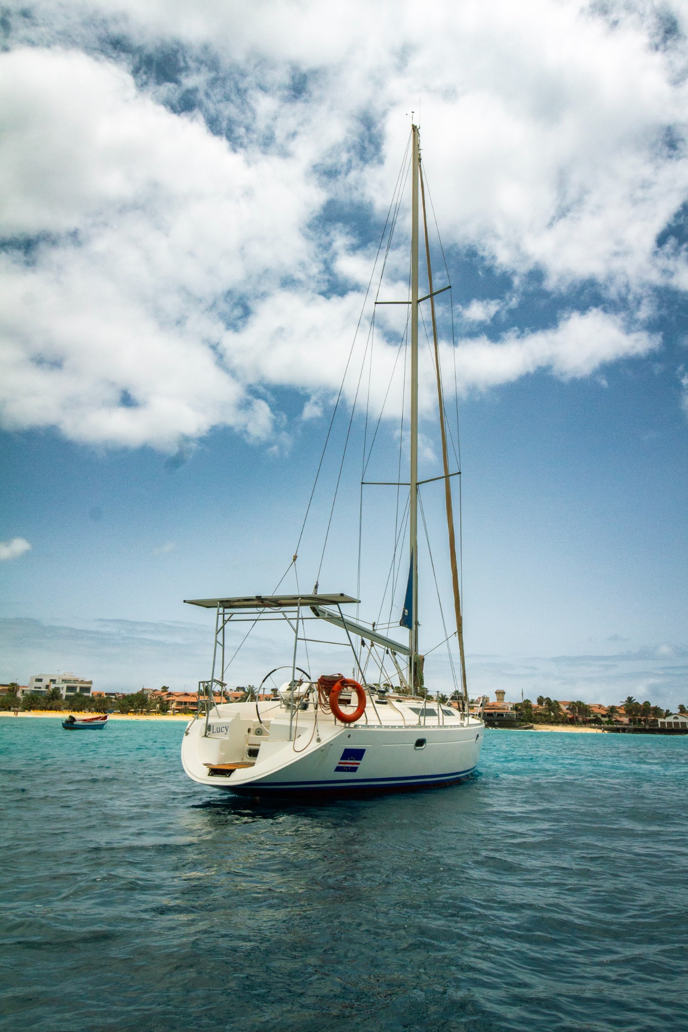 Lucy voor anker — Santa Maria, Sal — Kaapverdië